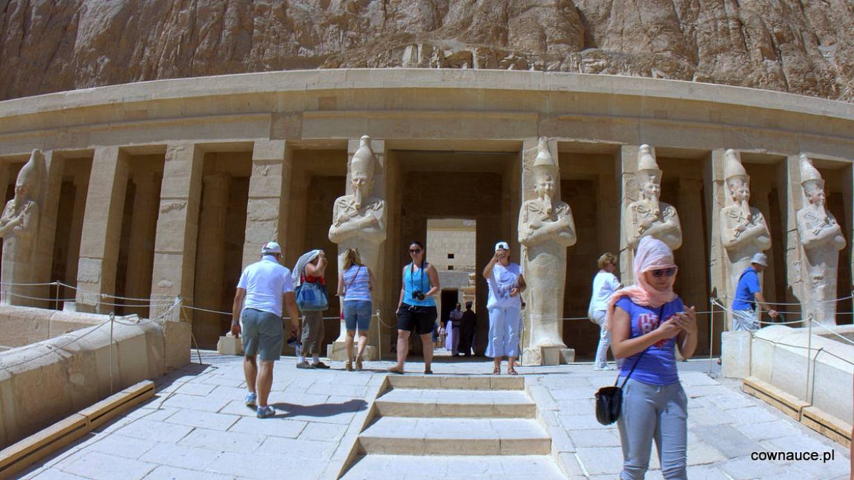 Turystyka w Świątyni Hatszepsut kwitnie.