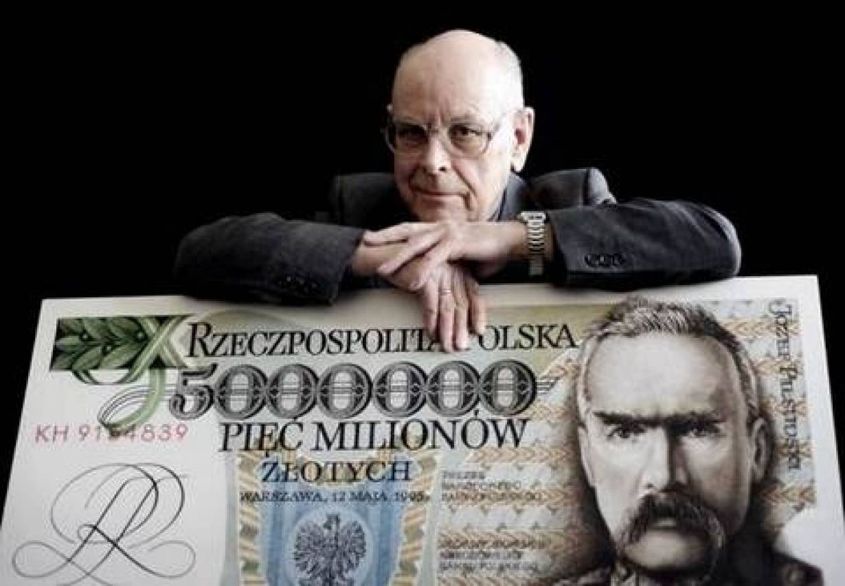 Andrzej Heidrich z repliką niewykorzystanego banknotu