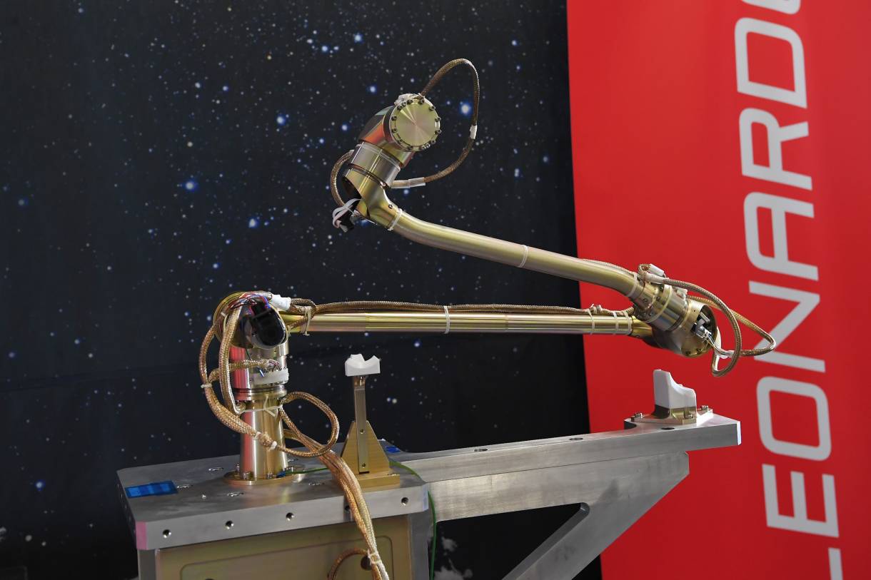 Projekt zarówno ramion robotycznych SFR jak i STA jest oparty o doświadczenia zdobyte w trakcie opracowywania przez koncern Leonardo modeli DELIAN