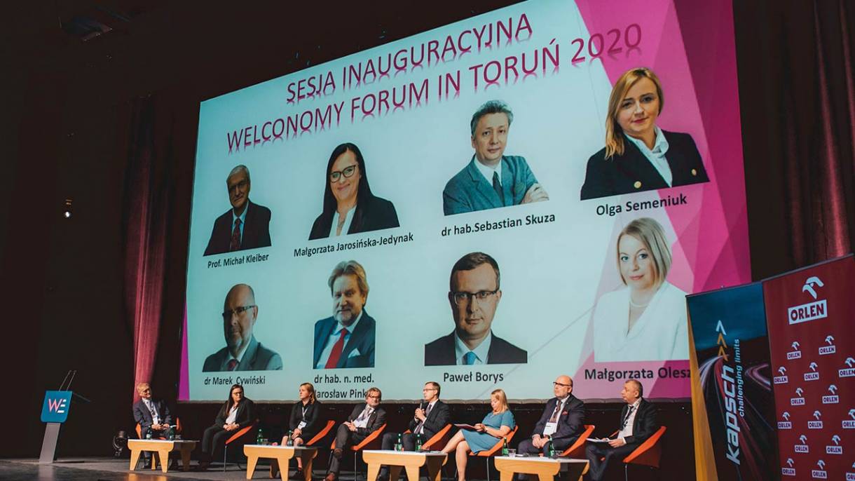 Toruńskie forum - Welconomy, to dzieło życia Jacka Janiszewskiego, społecznika i polityka, który od niemal trzech dekad, niezależnie od warunków politycznych i gospodarczych, niezmordowanie organizuje to doroczne forum
