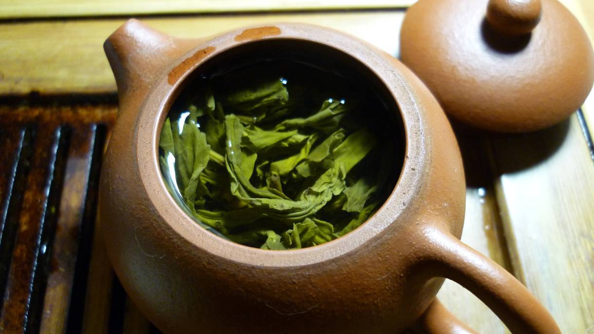 Chociaż zielona herbata jest bardzo korzystna w leczeniu wielu problemów zdrowotnych, jest szeroko stosowana do odchudzania i poprawy zdrowia układu krążenia