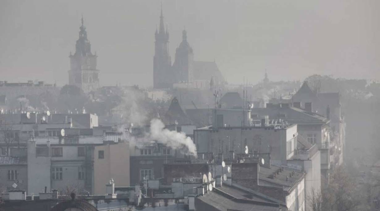 Smog zawisa przy niekorzystnej pogodzie nad wieloma miastami