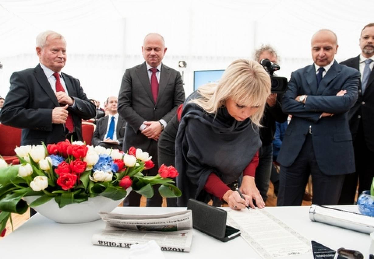 minister rozwoju regionalnego Elżbieta Bieńkowska podpisuje akt erekcyjny pod kamień węgielny Laboratorium Aerodynamiki Przepływów Turbinowych