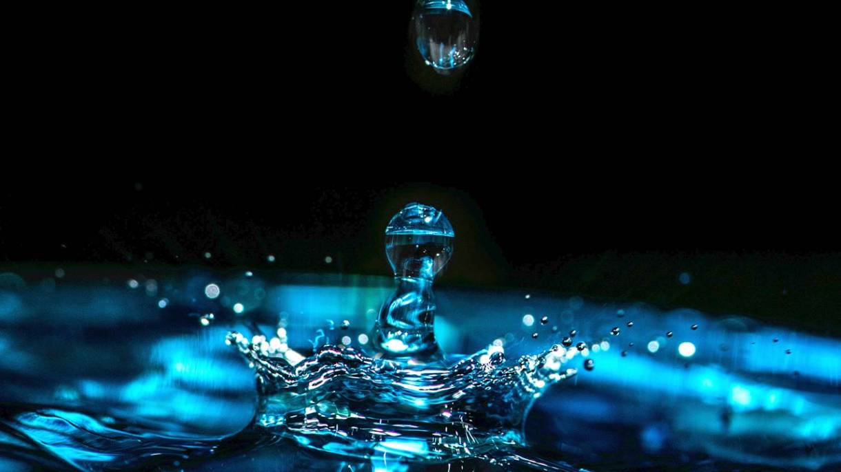 Należy wypijać około ośmiu szklanek wody w ciągu doby, tak aby nasz organizm został odpowiednio nawodniony