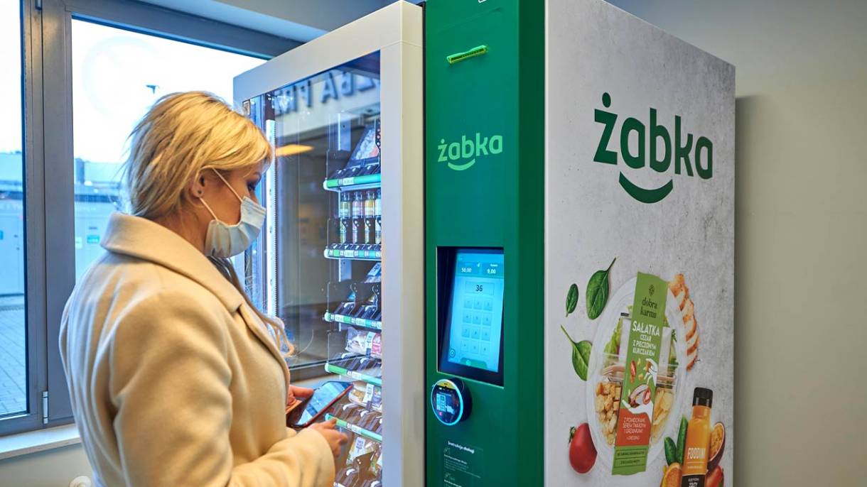 Automat vendingowy Żabki znajduje się w jednym z prywatnych szpitali przy al. Rzeczypospolitej 5 w Warszawie