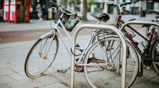 Stojaki rowerowe – mały element, wielkie znaczenie dla miejskiej mobilności